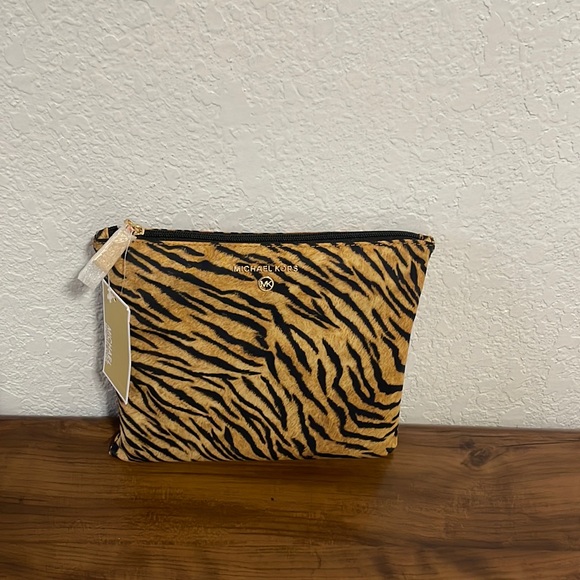 Micheal Kors Animal Print Jet Set Travel Packable Tote - Picture 4 of 9